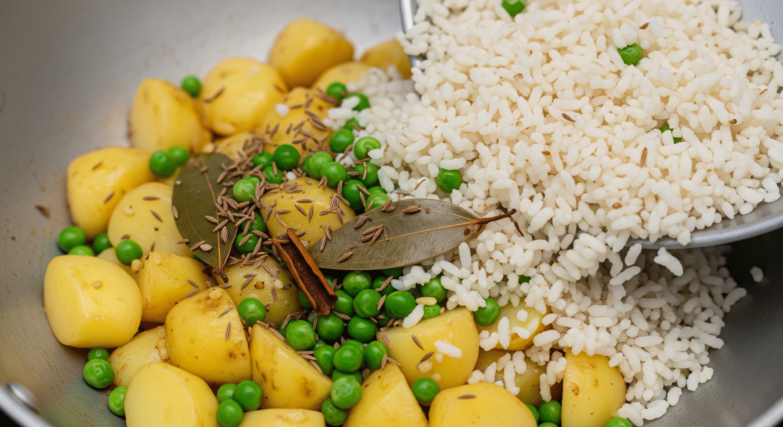 जानें खिला-खिला टेस्टी आलू मटर पुलाव की सीक्रेट रेसिपी — बिना चिपके, बिना गुठलियों के!